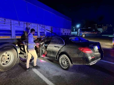 L&uuml;ks otomobil benzin istasyonundan &ccedil;ıkan tırın altına girdi: 1&rsquo;i ağır 2 yaralı
