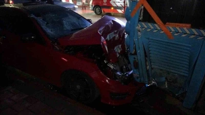 L&uuml;ks otomobil park halindeki otob&uuml;se &ccedil;arptı
