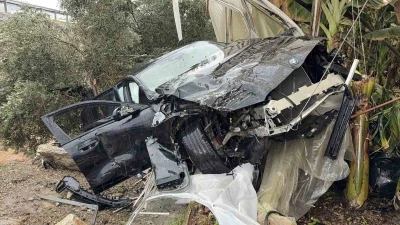 L&uuml;ks otomobil seraya daldı aynı noktada 3 g&uuml;nde ikinci kaza: 4 yaralı
