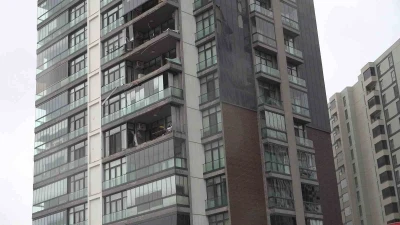 L&uuml;ks sitenin cam balkonları lodosla beraber u&ccedil;tu
