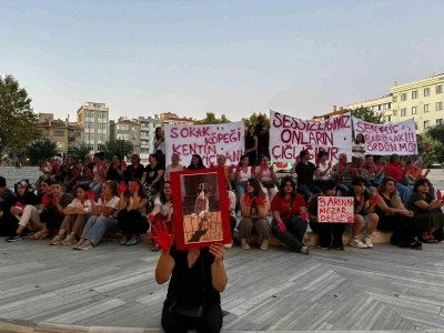 Lüleburgaz Belediyesi önünde oturma eylemi: Eylemciler siyah çelenk bıraktı
