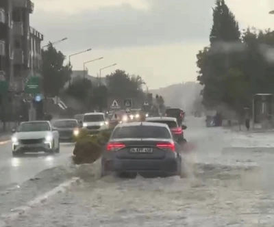 L&uuml;leburgaz&rsquo;da sağanak yağış hayatı fel&ccedil; etti: Cadde ve sokaklar g&ouml;le d&ouml;nd&uuml;
