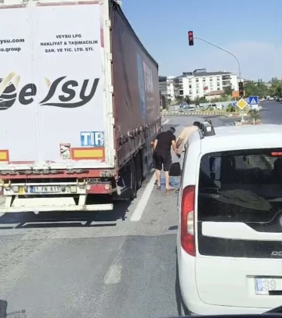 L&uuml;leburgaz&rsquo;da seyir halindeki tır alev aldı
