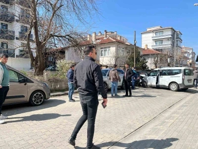 L&uuml;leburgaz&rsquo;da ticari ara&ccedil; park halindeki otomobillere &ccedil;arptı
