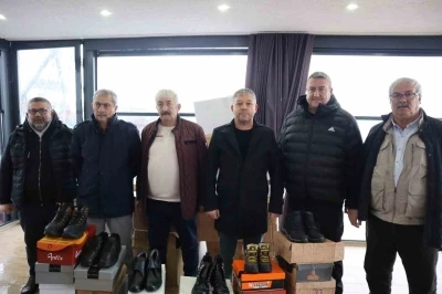 Lunapark işletmecisinden &ccedil;ocuklar i&ccedil;in ayakkabı yardımı
