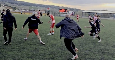 Ma&ccedil; sonunda saha i&ccedil;i bir anda ringe d&ouml;nd&uuml;
