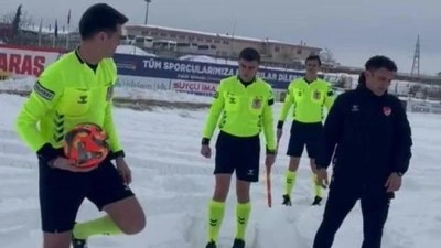 Ma&ccedil;a kar engeli! Stadyum karla kaplandı: Karşılaşma ertelendi