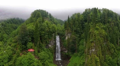 Macahel&rsquo;in saklı cenneti Maral Şelalesi ziyaret&ccedil;ilerini b&uuml;y&uuml;l&uuml;yor
