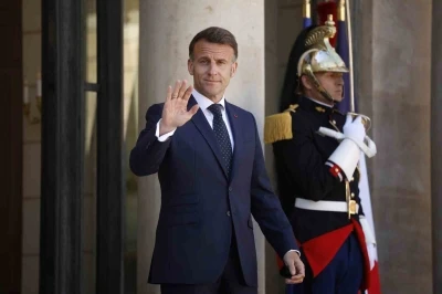 Macron: "(ABD-İran) İran Cumhurbaşkanı Pezeşkiyan&rsquo;ı talepkar bir anlaşmaya varmaya &ccedil;ağırdım"
