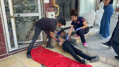 Madde bağımlısı kaldırıma yığılıp kaldı