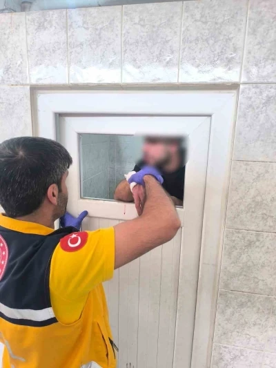 Madde krizine giren kişi caminin tuvalet camlarını parçaladı
