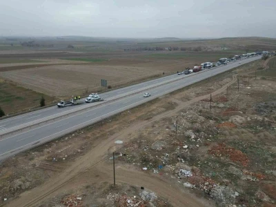 Maddi hasarlı kaza kara yolunu tek yönlü ulaşıma kapattı
