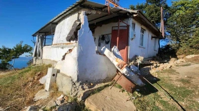 Maden ocağı yakınında oluşan yarıklar evi ikiye böldü
