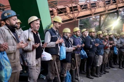 Maden ocağında hayatını kaybeden 8 iş&ccedil;i dualarla anıldı
