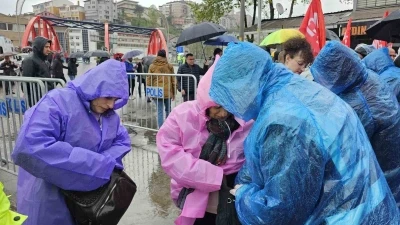 Madenci kıyafetli bebek Zonguldak&rsquo;taki 1 Mayıs y&uuml;r&uuml;y&uuml;ş&uuml;n&uuml;n simgesi oldu
