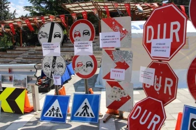 Magandaların hedef tahtası trafik levhaları sergilendi: Yenilenme bedeli 5 bin TL&rsquo;yi buluyor
