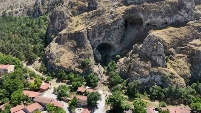 Mağaraları görebilmek için yüzlerce basamak çıkıyorlar
