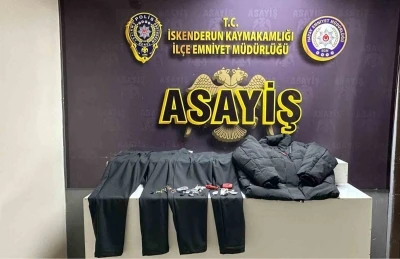 Mağazada &uuml;r&uuml;nlerin alarmlarını tornavida ile s&ouml;kerken yakalandı
