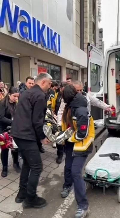 Mağazanın merdivenlerinden d&uuml;şen kadın hastanelik oldu

