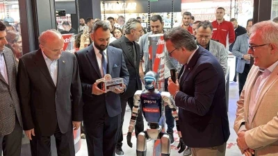 Mağazasının anahtarını "G1" robotu teslim etti
