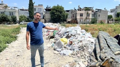 Mahalle arasındaki arsa &ccedil;&ouml;pl&uuml;ğe d&ouml;nd&uuml;, vatandaşlar tepki g&ouml;sterdi
