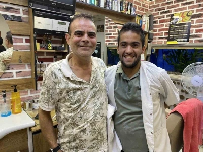 Mahalle berberi, 16 yıldır müşterisi olan zihinsel engelli Faruk’u evladı gibi sahiplendi
