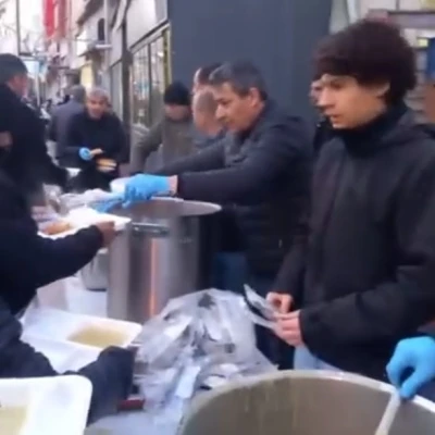 Mahalleli kendi imkanlarıyla bin kişiye iftar verdi
