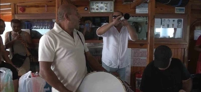 Mahalleliden denizin ortasında davul zurnalı eğlence
