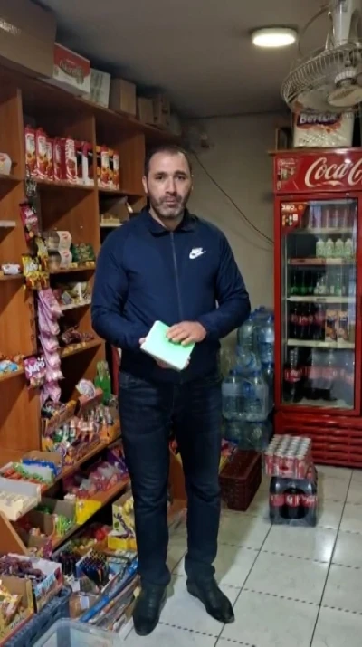 Mahallelinin borcunu kapattı, veresiye defterini yaktı
