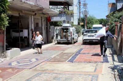 Mahallelinin toz isyanı: Yapılmayan yola halı serdiler
