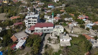 Mahallelinin uygun yer bulamaması üzerine inşa edilen caminin altından 6 metre genişliğinde yol geçiyor
