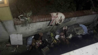 Mahalleliyi panikleten yangın, itfaiyenin m&uuml;dahalesiyle son buldu
