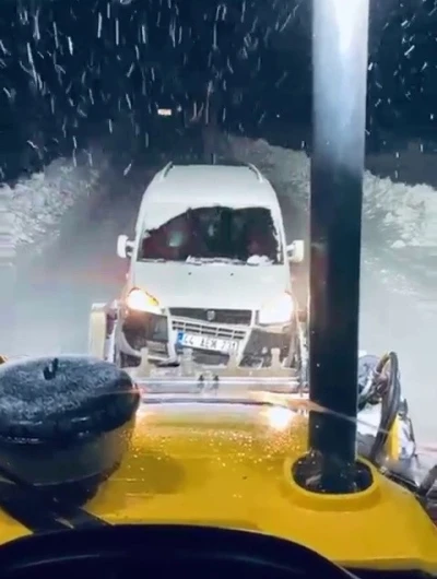 Mahsur kalan ara&ccedil;lar kurtarıldı
