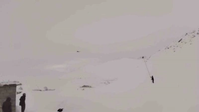 Mahsur kalan hastayı almaya giden helikoptere bez sallayarak yol g&ouml;sterdi