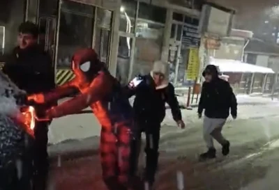 Mahsur kalan s&uuml;r&uuml;c&uuml;ye &ouml;r&uuml;mcek adam desteği
