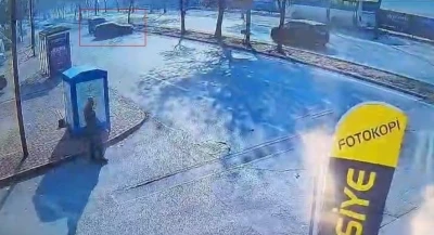 Makas atan otomobil ağaca &ccedil;arpıp takla attı: 1 &ouml;l&uuml;
