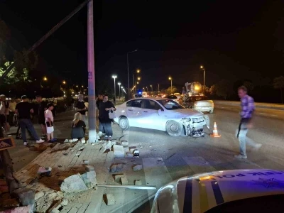Makas atan otomobille birlikte iki ara&ccedil; dereye u&ccedil;tu: 6 yaralı
