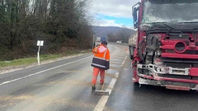 Makaslayan tır kara yolunu kapattı
