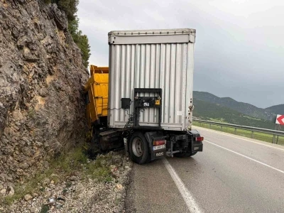 Makaslayan tır yol kenarındaki kayalıklara &ccedil;arptı: 1 yaralı
