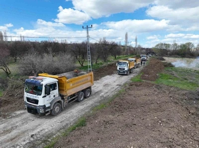 Malatya B&uuml;y&uuml;kşehir Belediyesi Ak&ccedil;adağ&rsquo;da grup yolunu yeniliyor
