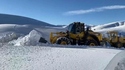 Malatya B&uuml;y&uuml;kşehir Belediyesinin karla m&uuml;cadele &ccedil;alışmaları devam ediyor
