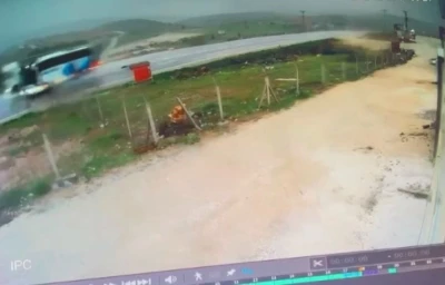 Malatya&rsquo;da 3 kişinin hayatını kaybettiği otob&uuml;s kazası kamerada
