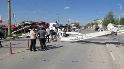Malatya&rsquo;da beton pompası devrildi, faciadan d&ouml;n&uuml;ld&uuml;
