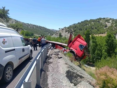 Malatya&rsquo;da &ccedil;ekici bariyerlere &ccedil;arparak askıda kaldı
