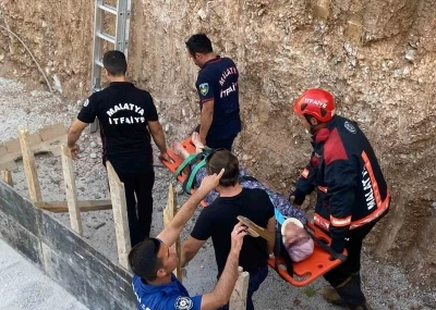 Malatya’da dengesini kaybederek inşaat alanına düşen şahıs kurtarıldı
