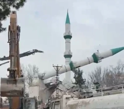 Malatya&rsquo;da depremde hasar g&ouml;ren cami kontroll&uuml; şekilde yıkıldı
