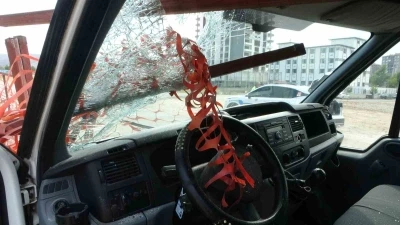 Malatya’da feci kaza: Demir korkuluk sürücünün kafasına saplandı
