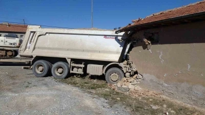 Malatya&rsquo;da freni boşalan hafriyat kamyonu eve girdi: 1 yaralı
