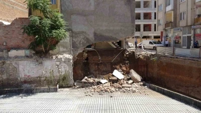 Malatya&rsquo;da g&ouml;&ccedil;&uuml;k sonrası m&uuml;h&uuml;rlenen apartmandan kopan par&ccedil;alar paniğe neden oldu
