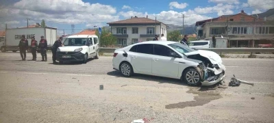 Malatya&rsquo;da hafif ticari ara&ccedil; ile otomobil &ccedil;arpıştı: 2 yaralı
